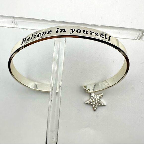 Avon NRQ Silver Cuff bracelet BELIEVE IN YOURSELF Dangling Star Charm Jewelry - Picture 1 of 8